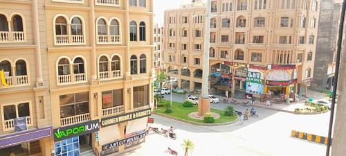 een uitzicht over een straat met gebouwen bij Comfortable Rental Apartments In Bahria Town in Rawalpindi