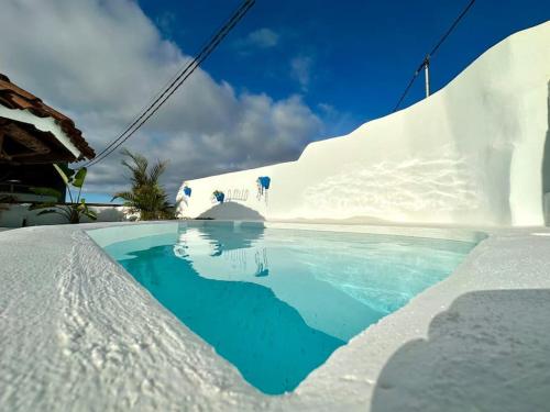 uma piscina coberta de neve e água azul em Casa rural con piscina climatizada em Icod de los Vinos