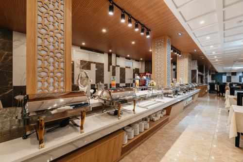 ダナンにあるEden Plaza Da Nang Hotelの店内に長いカウンターがある店