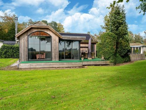 Fantastic Chalet near open water and with open views and terras