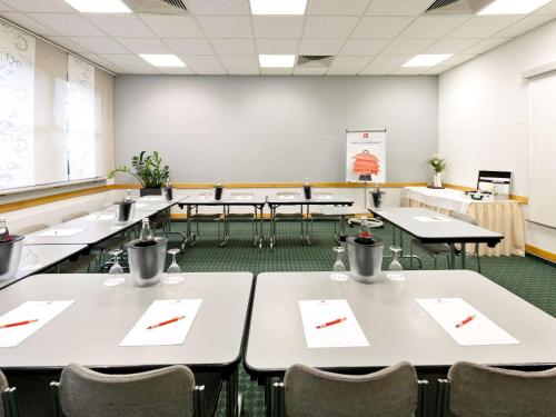 ein leeres Klassenzimmer mit Tischen und Stühlen in der Unterkunft ibis Köln Centrum in Köln