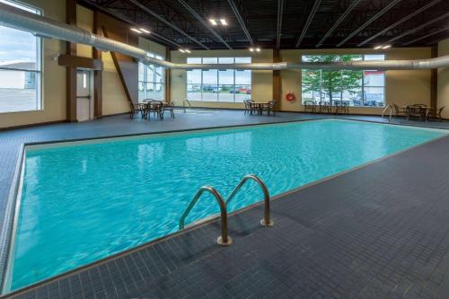 una gran piscina en un edificio en Microtel Inn & Suites by Wyndham - Timmins en Timmins