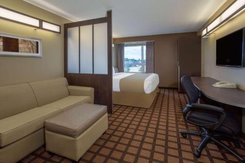 Ein Sitzbereich in der Unterkunft Microtel Inn & Suites by Wyndham - Timmins