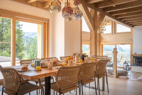 une salle à manger avec une table et des chaises en bois dans l'établissement Chalet Valerie, aux Gets