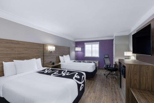 Кровать или кровати в номере La Quinta Inn by Wyndham Kansas City Lenexa