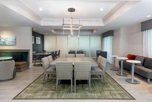 a dining room with a table and chairs at Hampton Inn Boston Bedford Burlington in Billerica