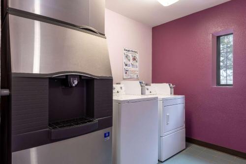 eine Küche mit Waschmaschine und Trockner im Zimmer in der Unterkunft La Quinta Inn by Wyndham Kansas City Lenexa in Lenexa