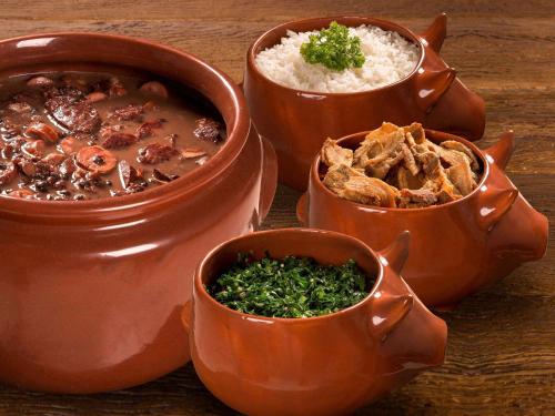 a group of bowls of food with rice and meat at Novotel Itu Terras de São José Golf & Resort in Itu