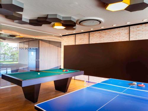 a room with a pool table and a ping pong ball at Novotel Itu Terras de São José Golf & Resort in Itu