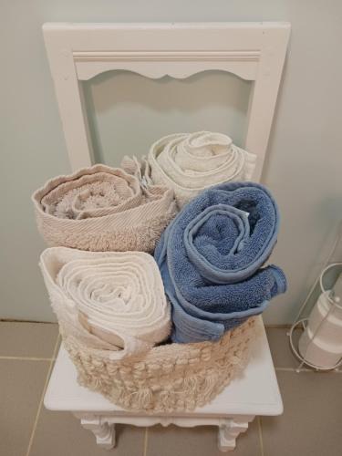 a pile of towels sitting on a shelf at Ferme aux Arbres, B&B Appartement rez-de-chaussée 