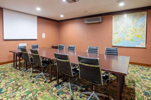 a conference room with a large table and chairs at Days Hotel by Wyndham North Bergen in North Bergen