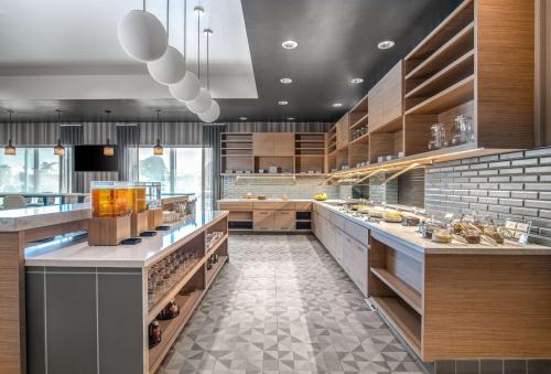 a large kitchen with aasteryasteryasteryasteryasteryasteryasteryasteryasteryasteryastery at Hyatt Place Newark-Silicon Valley in Newark