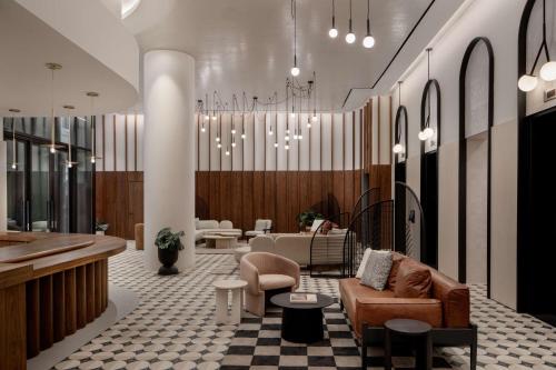 - un hall avec un canapé, des chaises et une table dans l'établissement Motto By Hilton New York City Times Square, à New York