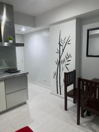 een keuken met een zwart-witte muur bij Azure 1bedroom Beachfront in Manilla