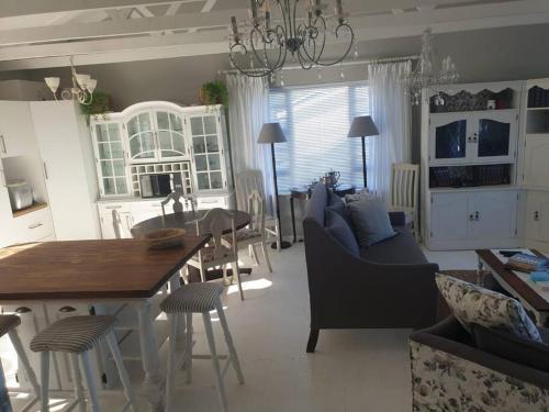 Outeniqua StrandにあるC the Sea 3bedroom house with 2 queen and 2 single beds max 6sleep 2bathroom walk distance to beach in Glentana Outeniqua Strand with free Wi-Fi and sea viewのキッチン、リビングルーム(テーブル、椅子付)