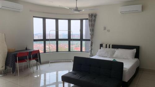 una camera con letto, divano e finestra di Comfort Living @ Ara Damansara (PJ) a Petaling Jaya