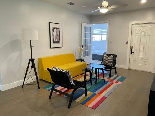 d'un salon avec un canapé et des fauteuils jaunes. dans l'établissement Best location Miami Brickell 3 bedroom Home, à Miami
