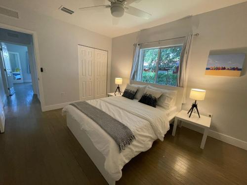 ein Schlafzimmer mit einem Bett mit zwei Lampen und einem Fenster in der Unterkunft Best location Miami Brickell 3 bedroom Home in Miami