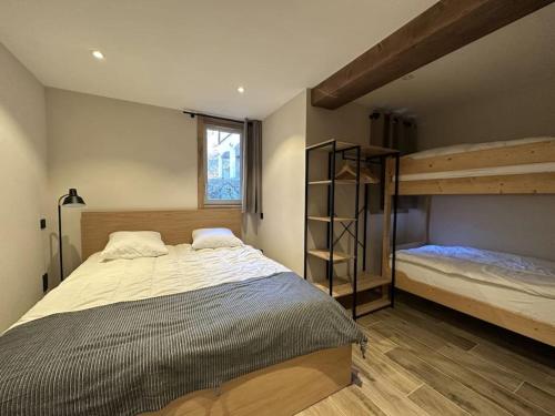 une chambre avec un lit et un lit superposé dans l'établissement La Montagne 2 ALPES 12 pers standing skis au pied, à Les Deux Alpes