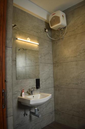 A bathroom at Hotel NT Grand Yercaud