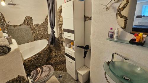 uma casa de banho com um lavatório, um WC e uma banheira em Rent a Radl em Trebesing
