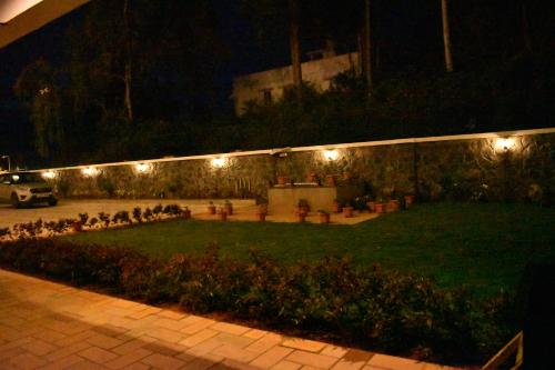 Hotel NT Grand Yercaudにある庭