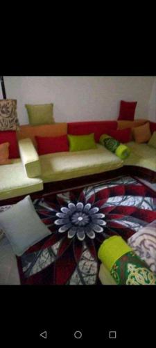 een woonkamer met een bank en een tafel bij سيدى بشر in Alexandrië