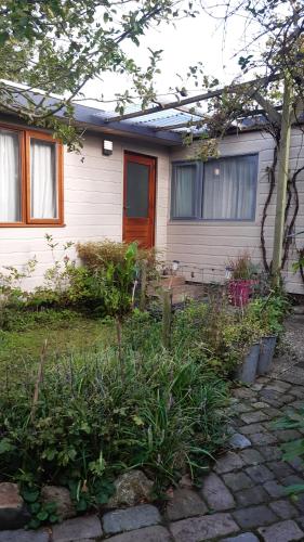 Κήπος έξω από το kitty"s Chalet Modern en toch knus