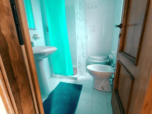 een badkamer met een toilet en een wastafel bij La Finestra sul Corso in Bucchianico