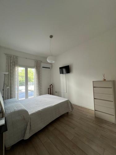 a bedroom with a bed and a dresser and a television at Appartamento Noi Due in Riva del Garda