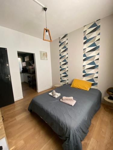 - une chambre avec un lit et 2 serviettes dans l'établissement Les délices du Havre 15 min du centre ville et de la mer, au Havre
