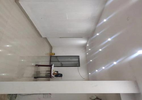 bagno con soffitto bianco e specchio di Hotel S G International Danapur a Dānāpur