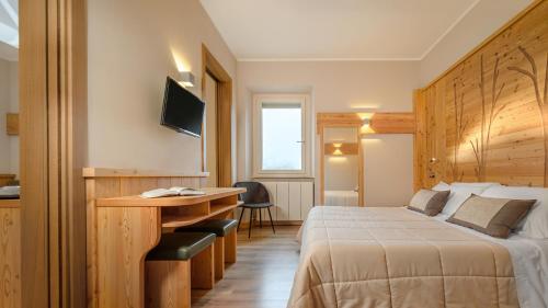 a hotel room with a bed and a desk at Ovindoli Park Hotel & SPA in Ovindoli