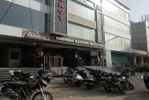 um grupo de motociclos estacionados em frente a um edifício em Hotel Paradise, Patiala em Patiala