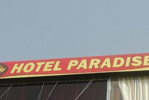 um sinal para um periquito de hotel num edifício em Hotel Paradise, Patiala em Patiala