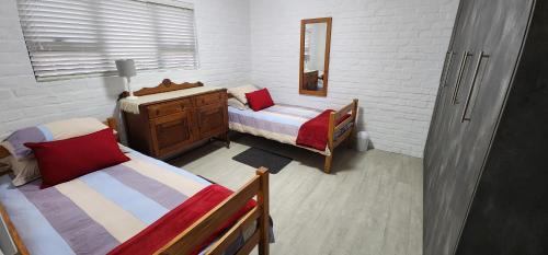Klein Jongens في Jongensfontein: غرفة نوم بسريرين توأم ومرآة