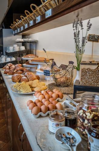 a buffet with eggs and other food on a counter at Ovindoli Park Hotel & SPA in Ovindoli
