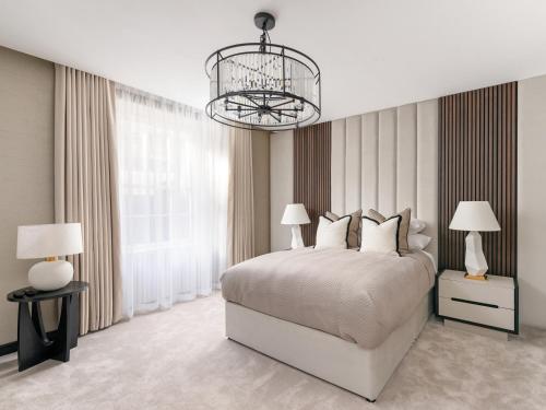 um quarto com uma cama grande e um lustre em Luxury City Centre Oasis - Lux Spa Bath - Romantic em Edimburgo
