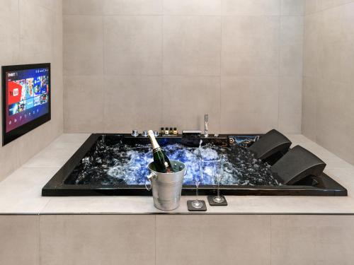 Sovo - Luxury Romantic WestEnd Apartment With Jacuzzi Spa Bath photo 21