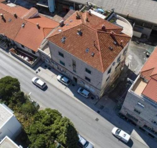 einen Blick über eine Straße mit Autos und Gebäuden in der Unterkunft Apartment Factory in Dubrovnik