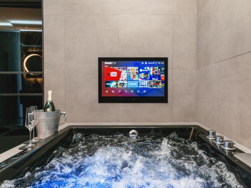 Sovo - Luxury Romantic WestEnd Apartment With Jacuzzi Spa Bath photo 6