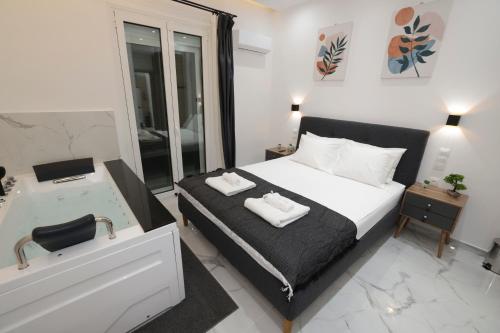 um quarto com uma banheira, uma cama e uma casa de banho em Zeos finest jacuzzi Suite em Atenas