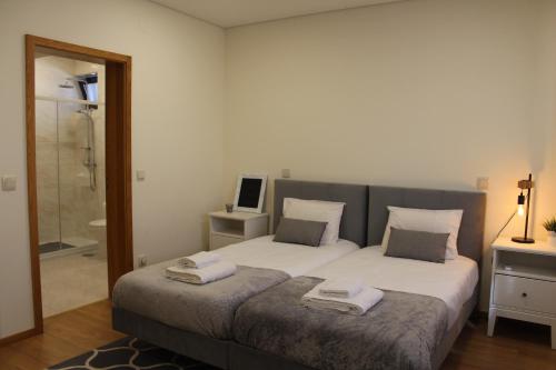 ein Schlafzimmer mit einem Bett mit zwei Handtüchern darauf in der Unterkunft Casa dos Amigos - Arouca in Arouca