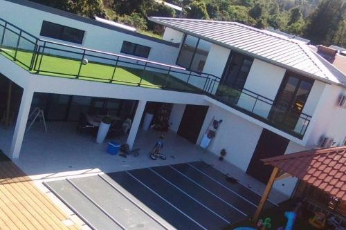 an aerial view of a house with a swimming pool at Villa de prestige in Saint-Paul