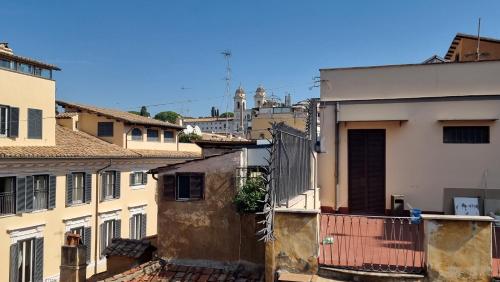 uma vista para uma cidade com edifícios em Romerooms Condotti em Roma