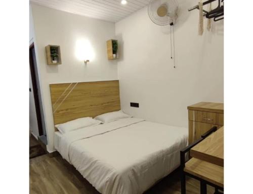 Un pat sau paturi într-o cameră la Birdwing Cottage, Munnar