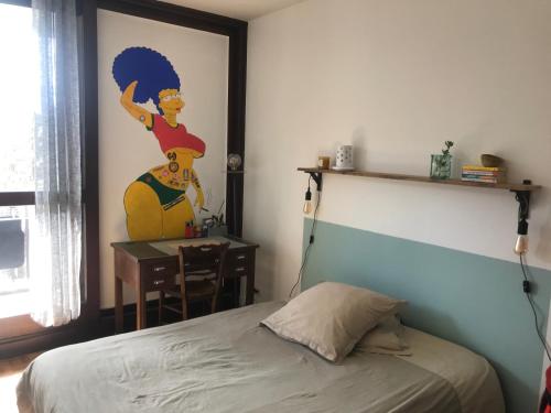 um quarto com uma cama, uma secretária e um quadro em Chambre chez l'habitant avec toilettes et salle de bain privatifs em Annecy