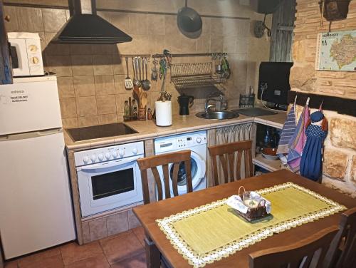 Kuchyň nebo kuchyňský kout v ubytování CASA RURAL LA CASA DE LOS POLLOS