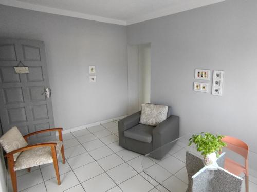 Ảnh trong thư viện ảnh của Ed Bertholi - Vista lateral do mar com garagem ở Serra