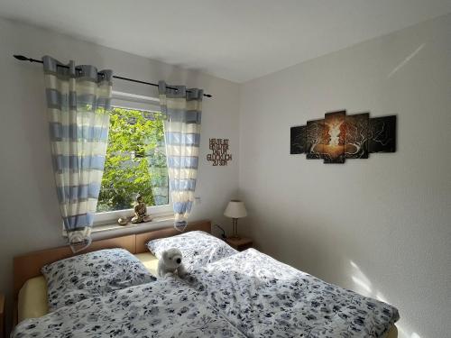 een teddybeer op een bed in een slaapkamer bij Elbidyll in Maagdenburg